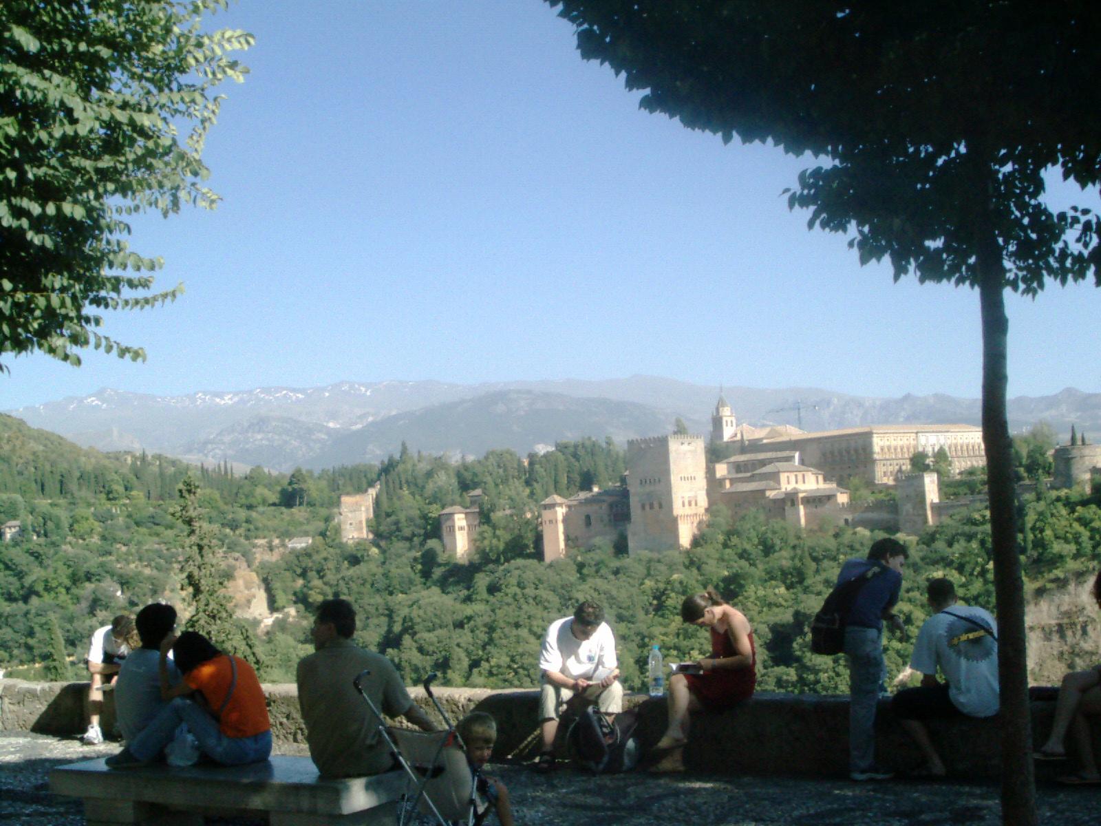 Alhambra de Granada al Atardecer con la Sierra Nevada de fondo