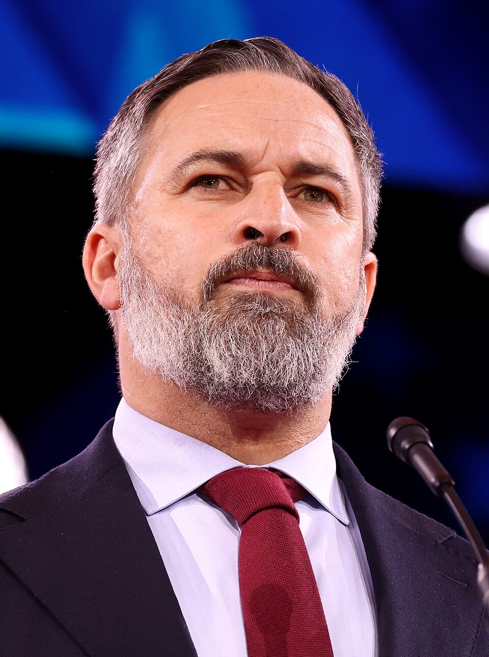 Santiago Abascal Espinosa, presidente de VOX, saludando en un acto público